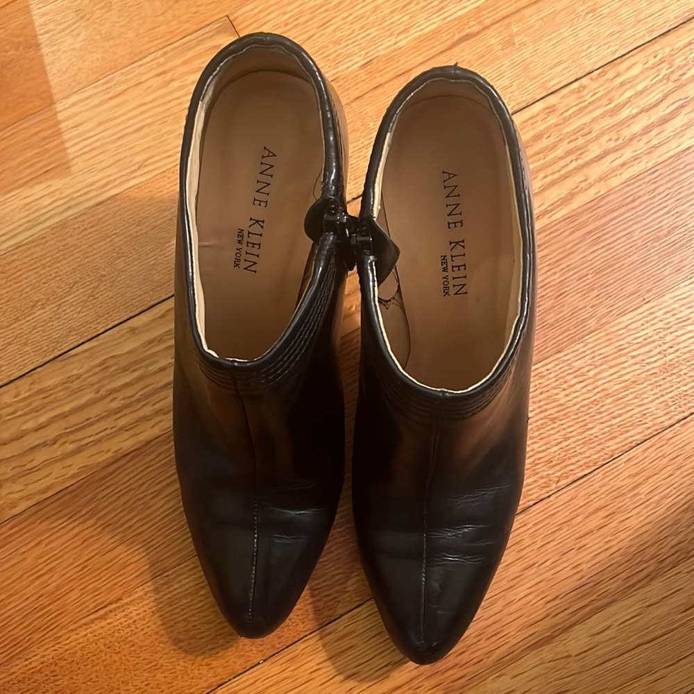 Anne Klein Black Leather Booties w/zipper. 3.5in heels & leather soles size 7.5